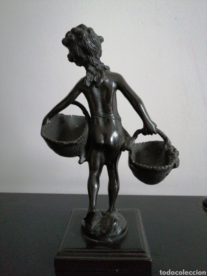 Antig&uuml;edades: Figura ni&ntilde;a con cestas en bronce - Foto 4