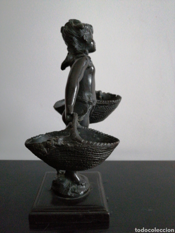 Antig&uuml;edades: Figura ni&ntilde;a con cestas en bronce - Foto 5