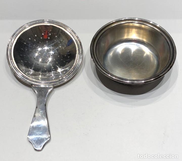 Antig&uuml;edades: Colador de alpaca para t&eacute; con base - Foto 2