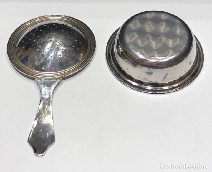 Antig&uuml;edades: Colador de alpaca para t&eacute; con base - Foto 3
