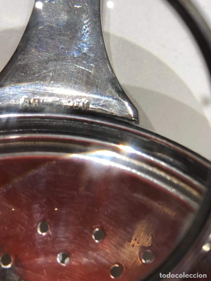 Antig&uuml;edades: Colador de alpaca para t&eacute; con base - Foto 5
