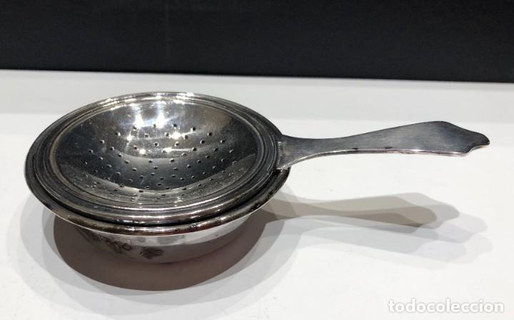 Antig&uuml;edades: Colador de alpaca para t&eacute; con base - Foto 6