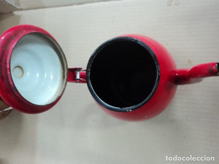 Antig&uuml;edades: Tetera esmaltada color rojo - usada - Foto 2