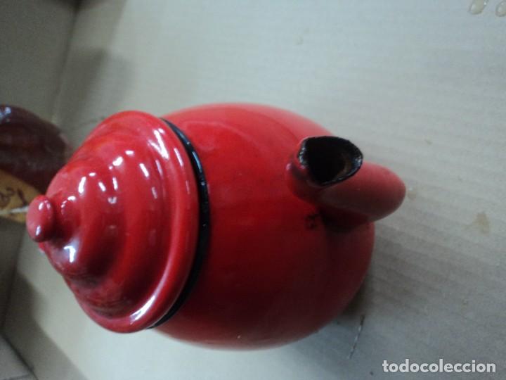 Antig&uuml;edades: Tetera esmaltada color rojo - usada - Foto 6