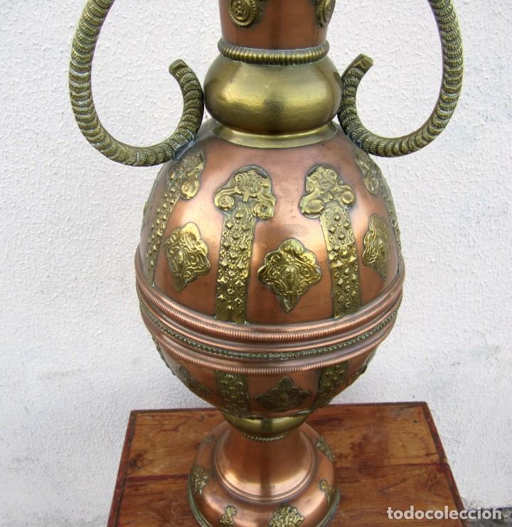Antig&uuml;edades: Jarron arabe de cobre y laton, asas de bronce - Foto 4