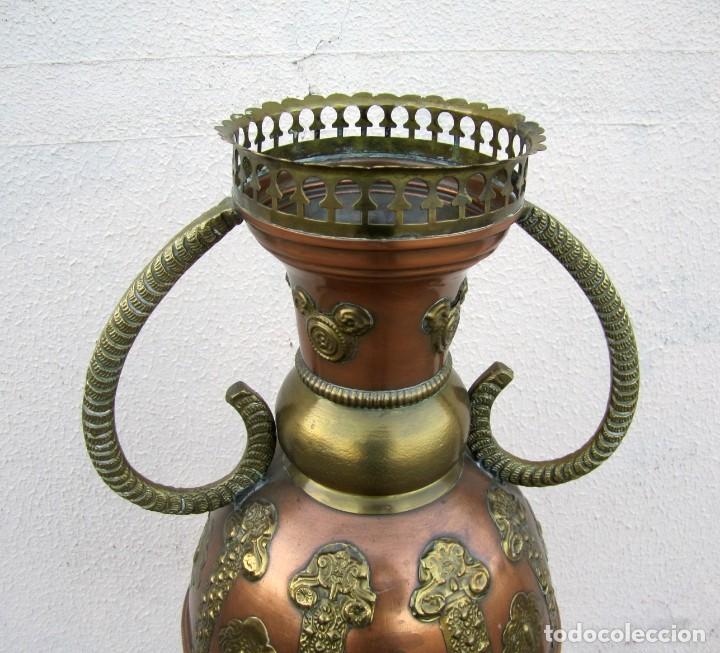 Antig&uuml;edades: Jarron arabe de cobre y laton, asas de bronce - Foto 5