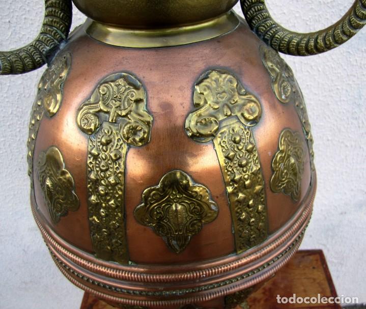 Antig&uuml;edades: Jarron arabe de cobre y laton, asas de bronce - Foto 6