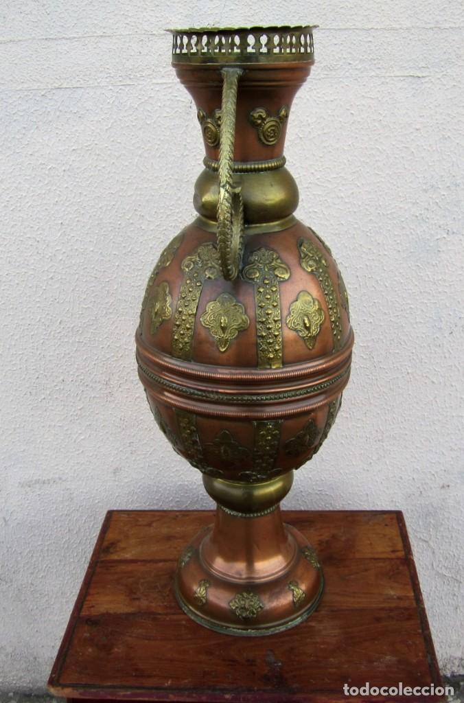 Antig&uuml;edades: Jarron arabe de cobre y laton, asas de bronce - Foto 7
