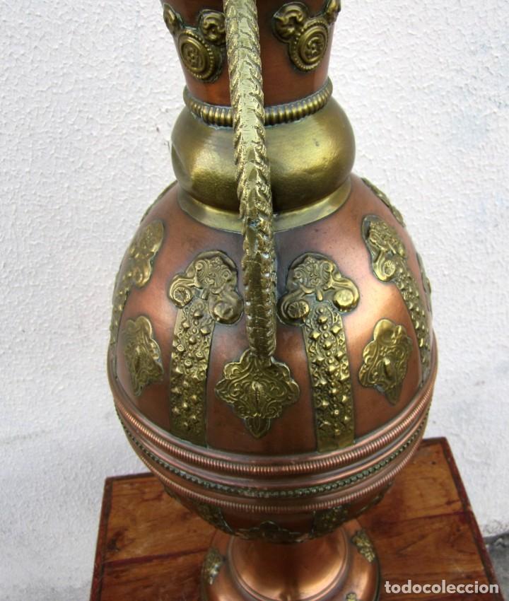 Antig&uuml;edades: Jarron arabe de cobre y laton, asas de bronce - Foto 8