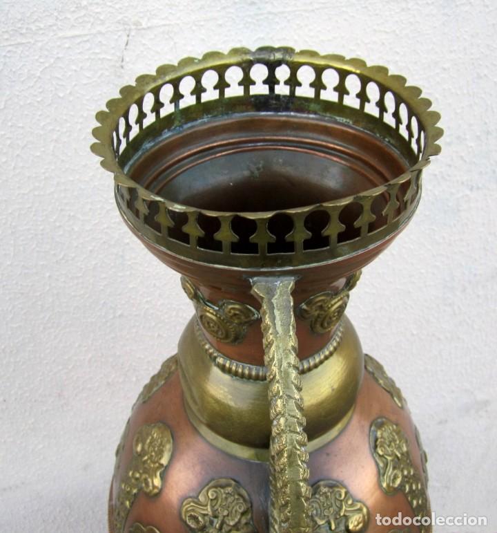 Antig&uuml;edades: Jarron arabe de cobre y laton, asas de bronce - Foto 9