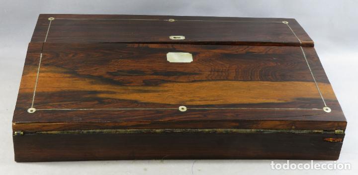 Antig&uuml;edades: Escritorio port&aacute;til en madera de palosanto decorado con n&aacute;car interior terciopelo siglo XIX