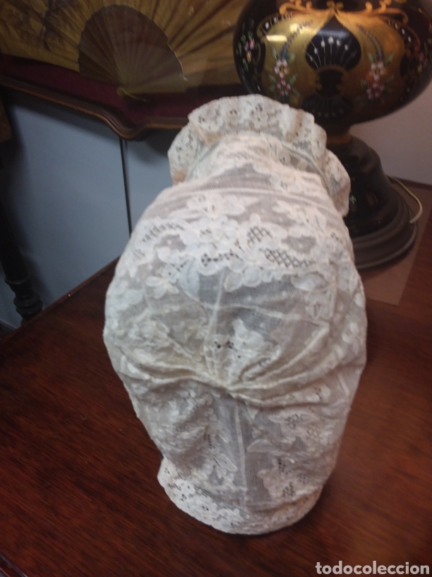 Antig&uuml;edades: Gorrito de ni&ntilde;a en encaje blanco. A&ntilde;o 1900 - Foto 1