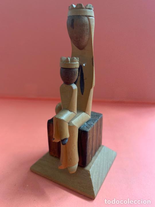 Antig&uuml;edades: Bonita Virgen de Montserrat en madera. Mide unos 10,5cms de alto