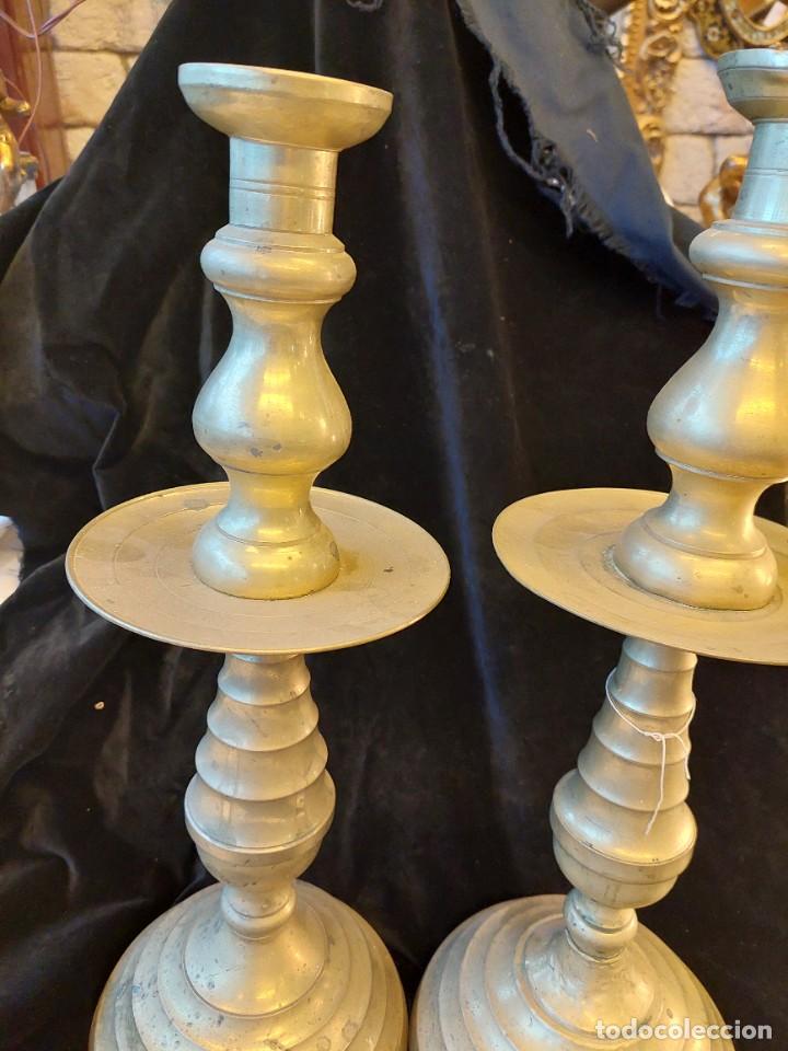 Antig&uuml;edades: Pareja de candeleros de bronce - Foto 2