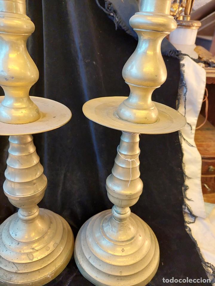 Antig&uuml;edades: Pareja de candeleros de bronce - Foto 3