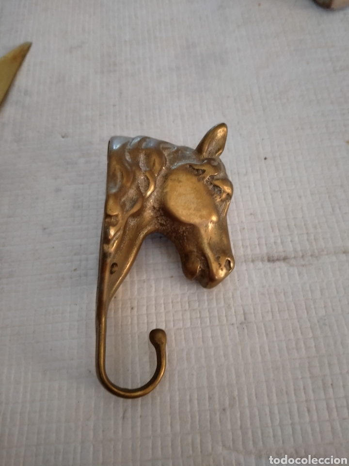 Antig&uuml;edades: Colgador de bronce con cabeza caballo - Foto 2