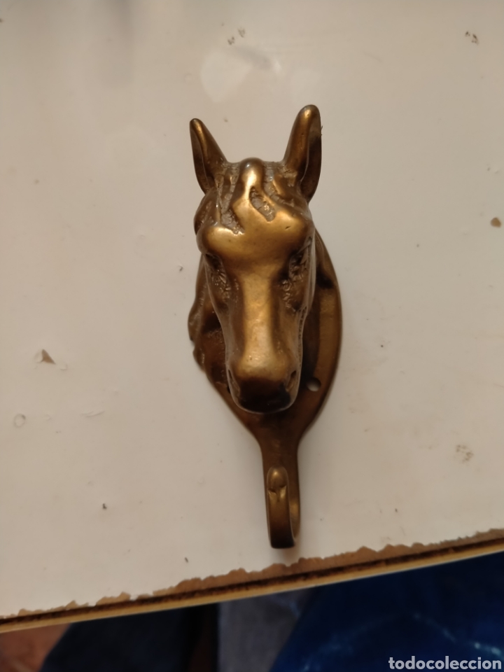 Antiguidades: Colgador de bronce con cabeza caballo