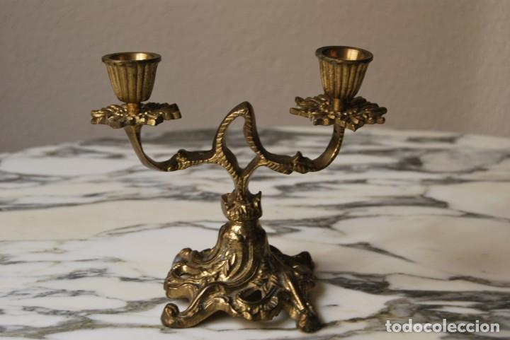 Antig&uuml;edades: CANDELABRO DE BRONCE DE DOS BRAZOS - PORTAVELAS - Foto 1