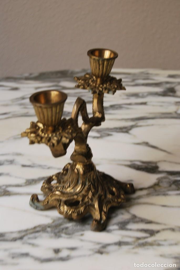 Antig&uuml;edades: CANDELABRO DE BRONCE DE DOS BRAZOS - PORTAVELAS - Foto 2