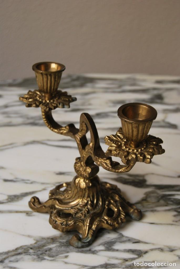 Antig&uuml;edades: CANDELABRO DE BRONCE DE DOS BRAZOS - PORTAVELAS - Foto 3