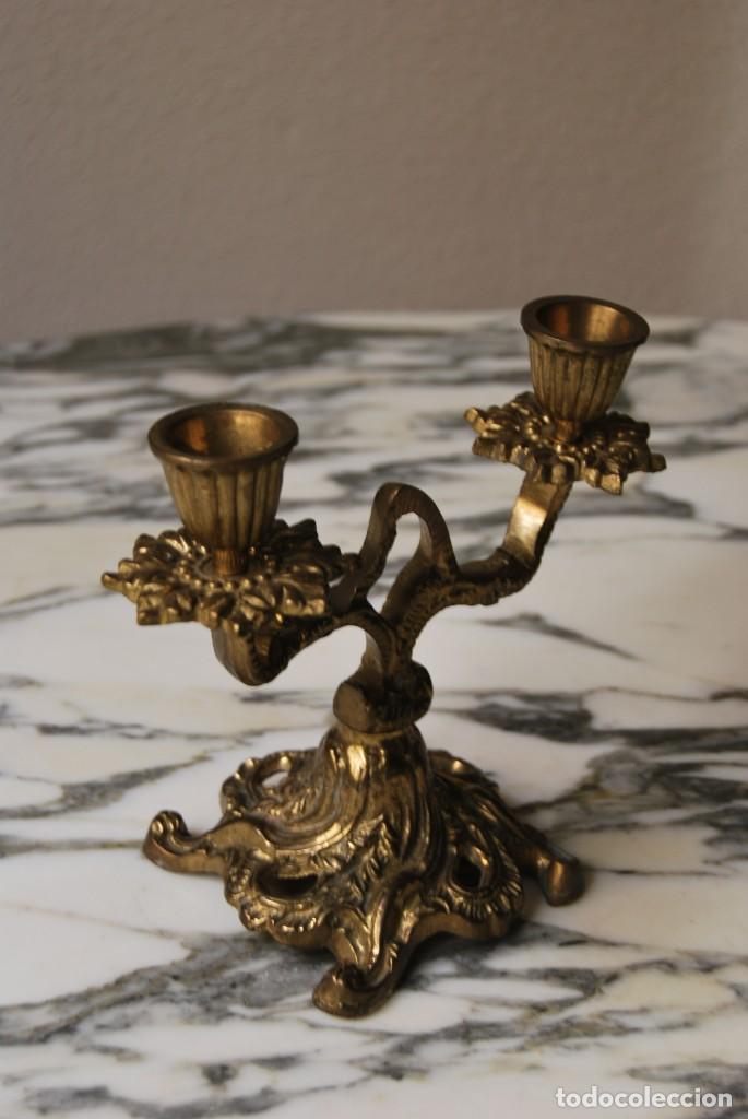 Antig&uuml;edades: CANDELABRO DE BRONCE DE DOS BRAZOS - PORTAVELAS - Foto 4