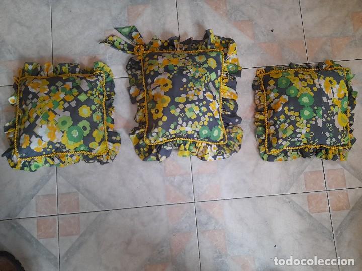 Antiquit&eacute;s: Tres cojines con flores d&eacute;cada de los 60 m&aacute;s o menos