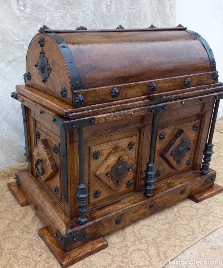 Antig&uuml;edades: Cofre de madera con tapa redonda - Foto 2