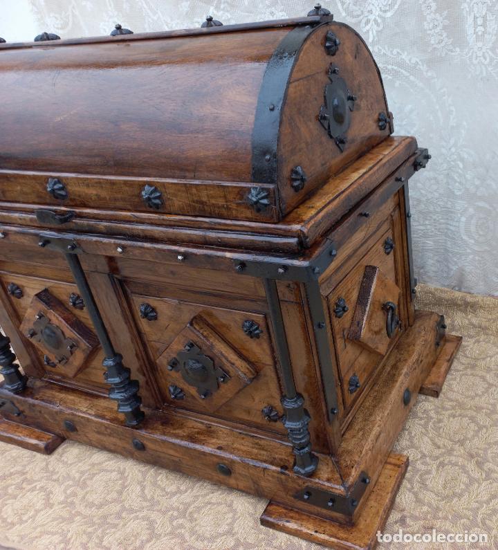 Antig&uuml;edades: Cofre de madera con tapa redonda - Foto 3