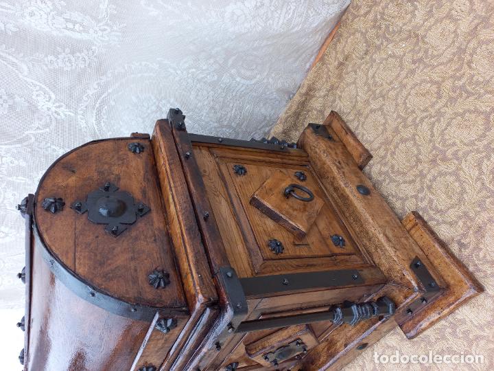 Antig&uuml;edades: Cofre de madera con tapa redonda - Foto 4