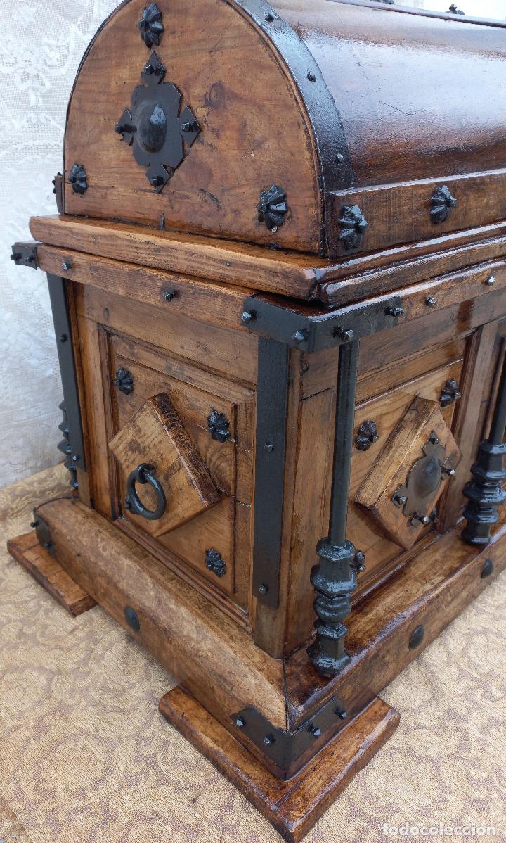 Antig&uuml;edades: Cofre de madera con tapa redonda - Foto 5