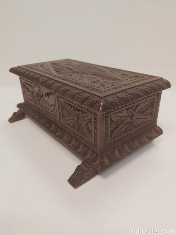 Antig&uuml;edades: Caja tallada madera nogal - Foto 2
