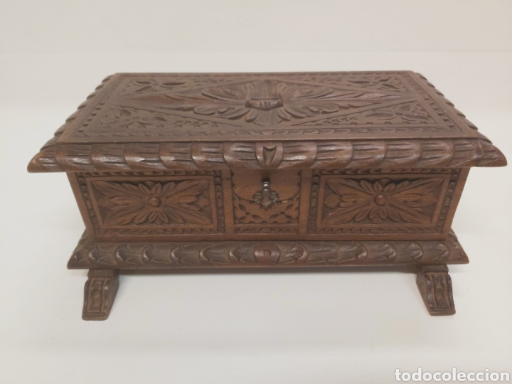 Antig&uuml;edades: Caja tallada madera nogal - Foto 1