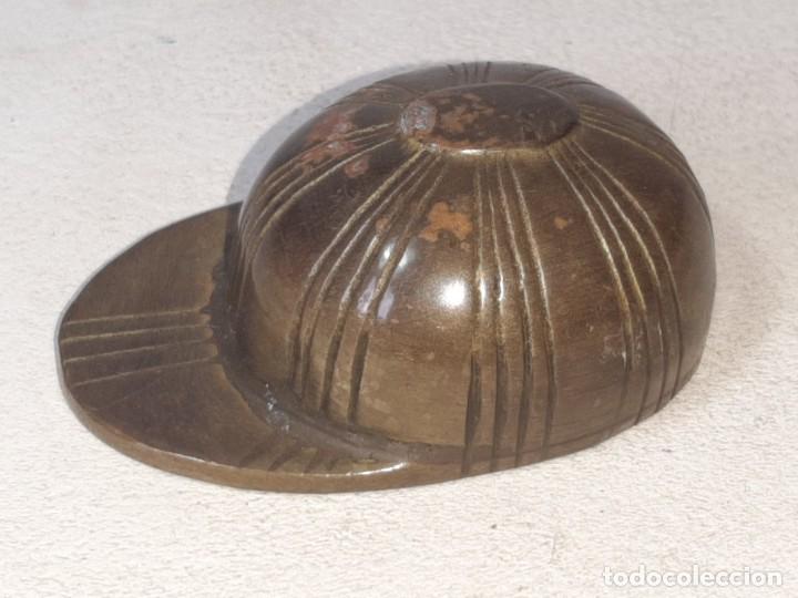 Antiguidades: ANTIGUO ABRIDOR EN BRONCE MACIZO CON FORMA DE GORRA 6 CM Y BASTANTE PESADO