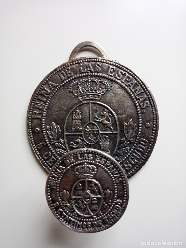 Antiguidades: Colgador, perchero de bronce, monedas espa&ntilde;olas, 5 centimos de escudo, Reina de las espa&ntilde;as