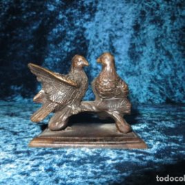 Antigua escultura aves pareja pájaros palomas figura miniatura pisapapeles metal bronce