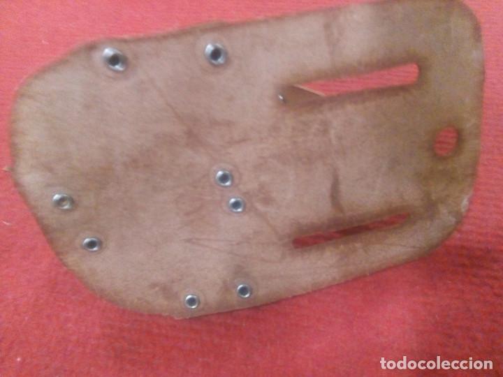 Antig&uuml;edades: SOPORTE DE CUERO - Foto 4