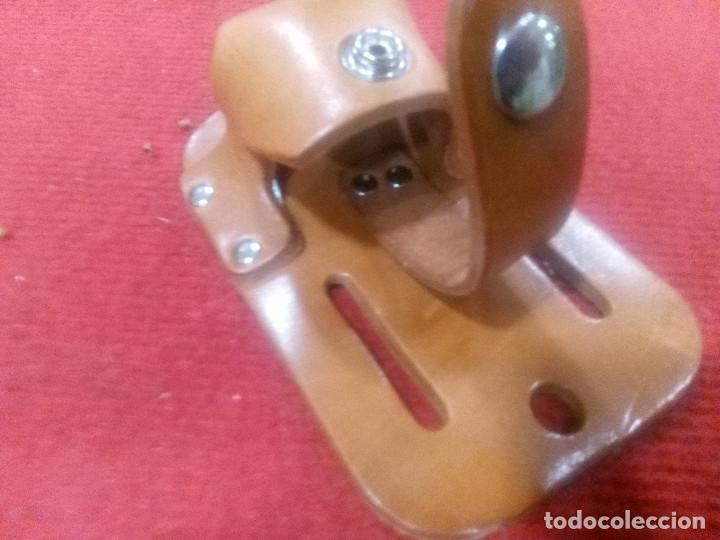 Antig&uuml;edades: SOPORTE DE CUERO - Foto 5