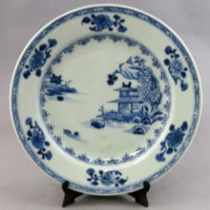 Antigüedades: PLATO EN PORCELANA BLUE & WHITE COMPAÑÍA DE INDIAS DECORADO CON PAISAJE CHINA SIGLO XVIII. Lote 327165543