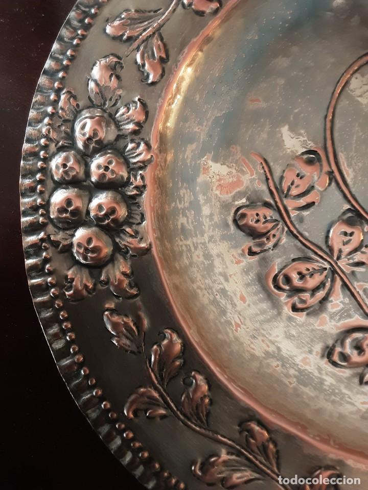 Antig&uuml;edades: Bandeja esta&ntilde;o siglo XIX - Foto 2