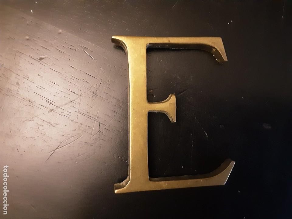 Antiguidades: Antigua Letra E. Bronce o similar