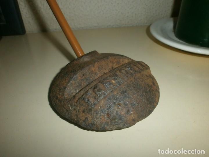 Antig&uuml;edades: Ferrovias hierro tapa antigua redonda 8,5 cm. di&aacute;metro, pisapapeles, porta l&aacute;piz, decoraci&oacute;n