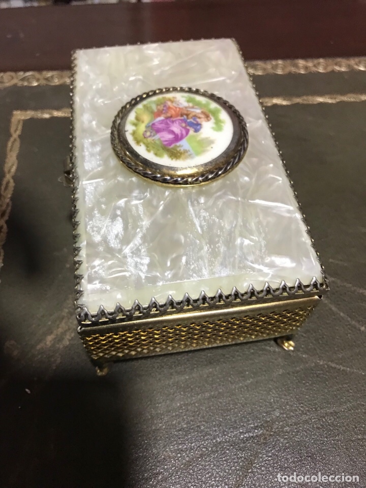 Antig&uuml;edades: Joyero antiguo de n&aacute;car con medalla - Foto 2