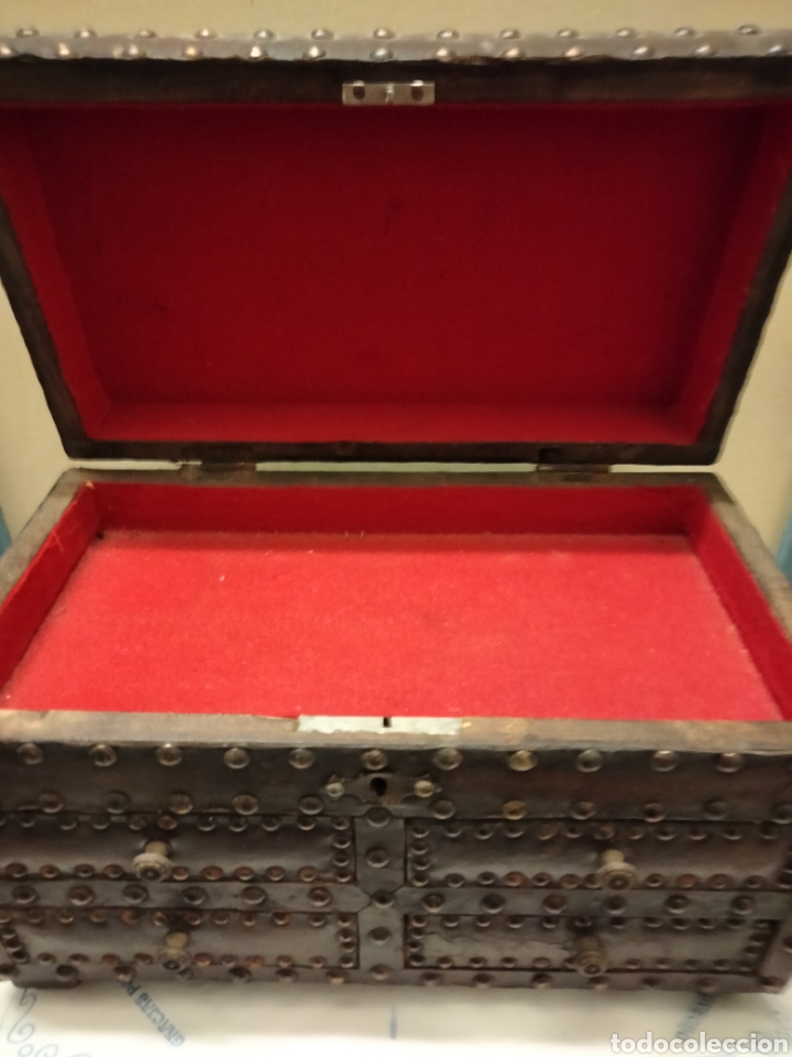 Antig&uuml;edades: CAJA SECRETE CON TACHUELAS - Foto 2