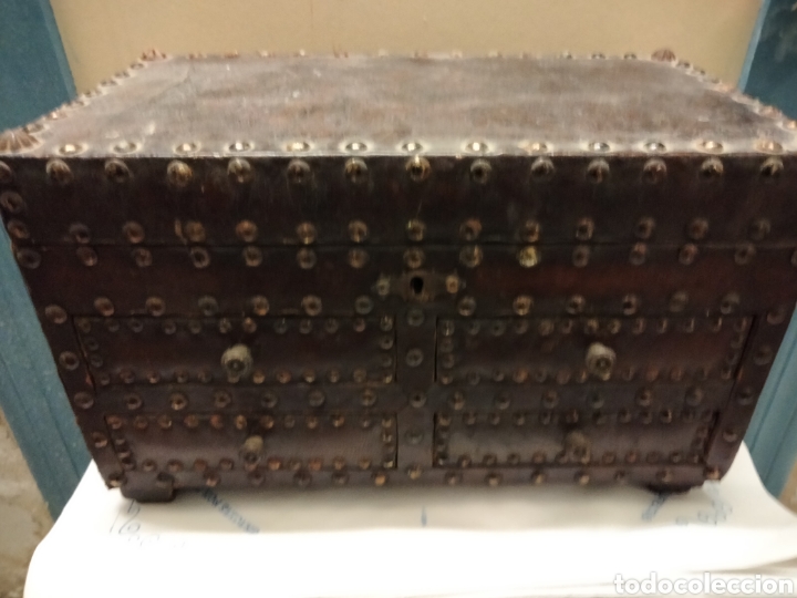Antig&uuml;edades: CAJA SECRETE CON TACHUELAS - Foto 1