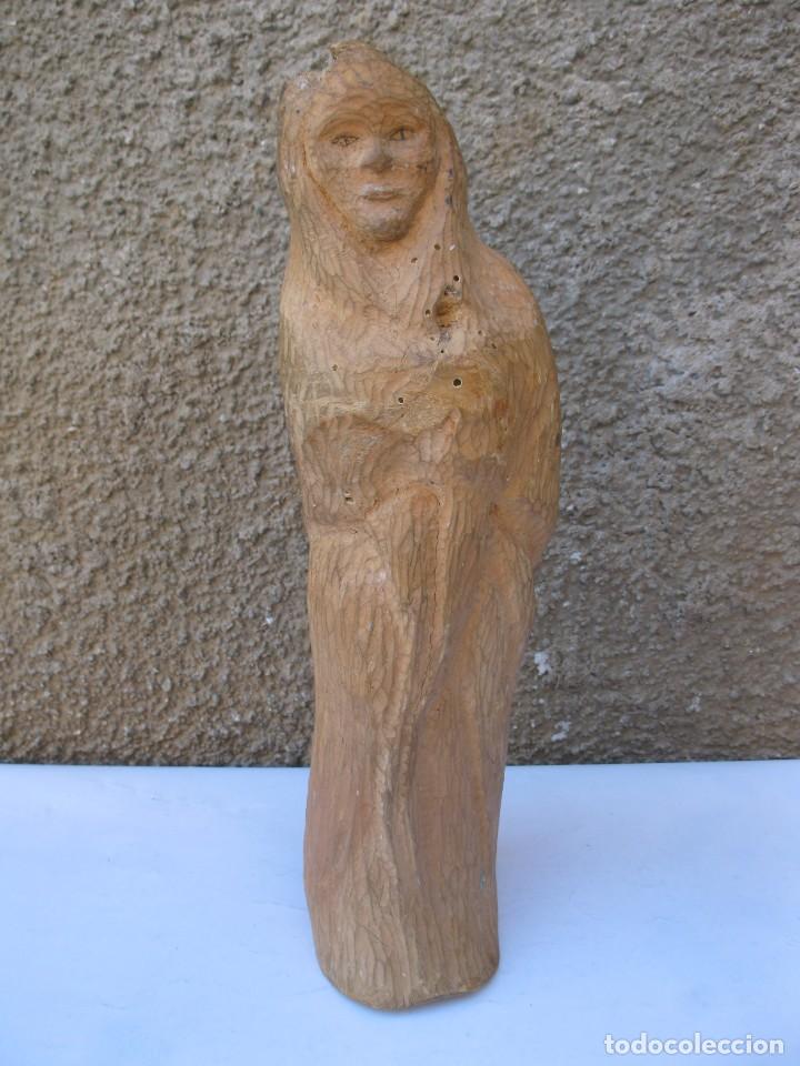 Antig&uuml;edades: FIGURA DE MADERA TALLADA EN UN TRONCO. - Foto 1