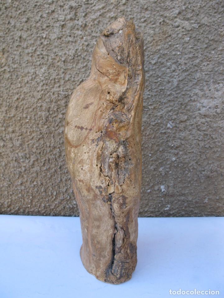 Antig&uuml;edades: FIGURA DE MADERA TALLADA EN UN TRONCO. - Foto 2