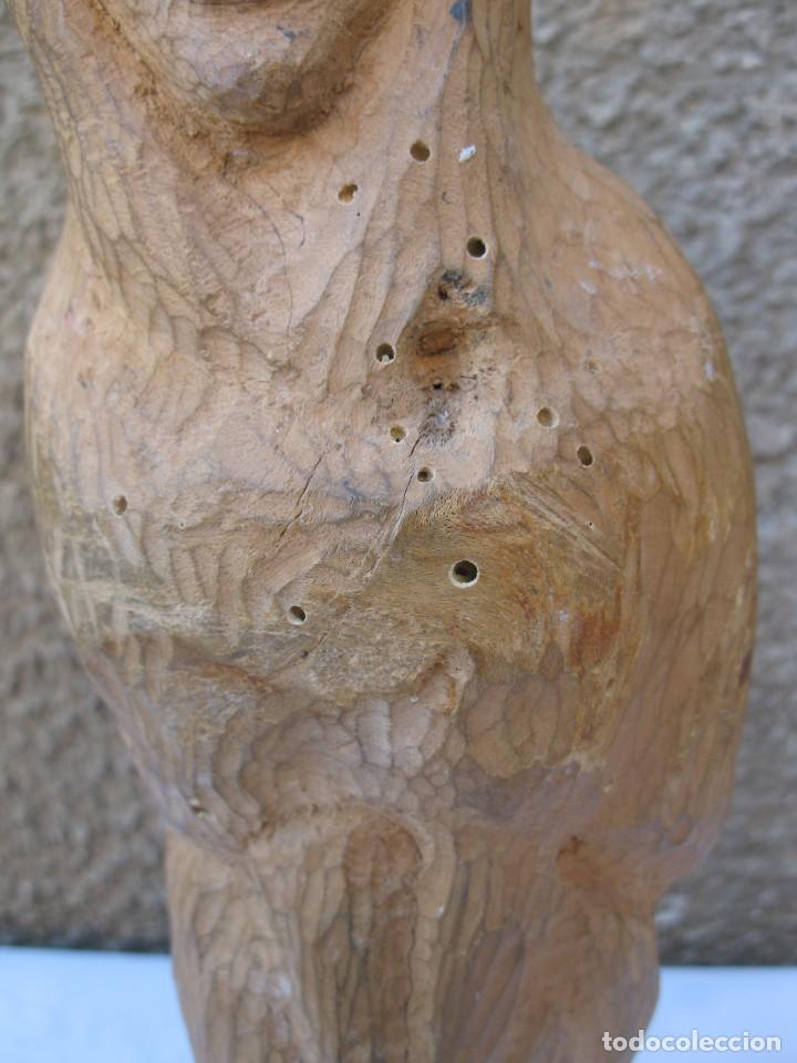 Antig&uuml;edades: FIGURA DE MADERA TALLADA EN UN TRONCO. - Foto 4