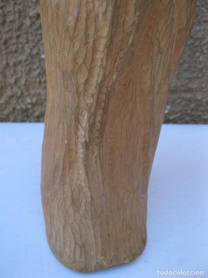 Antig&uuml;edades: FIGURA DE MADERA TALLADA EN UN TRONCO. - Foto 5