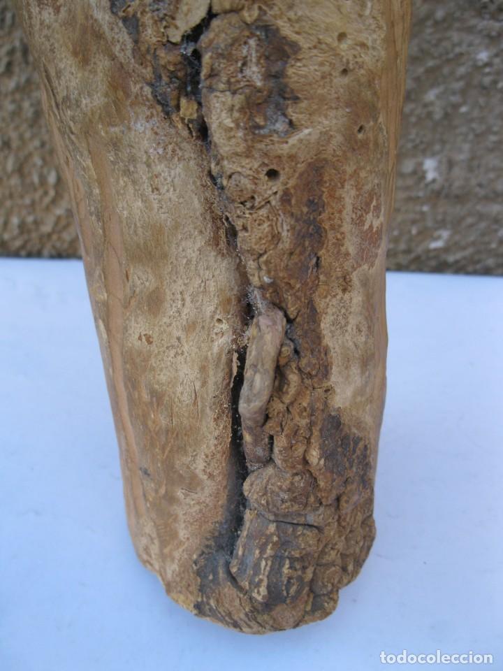 Antig&uuml;edades: FIGURA DE MADERA TALLADA EN UN TRONCO. - Foto 8