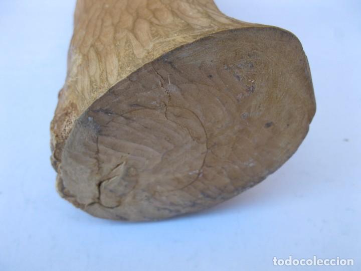 Antig&uuml;edades: FIGURA DE MADERA TALLADA EN UN TRONCO. - Foto 9